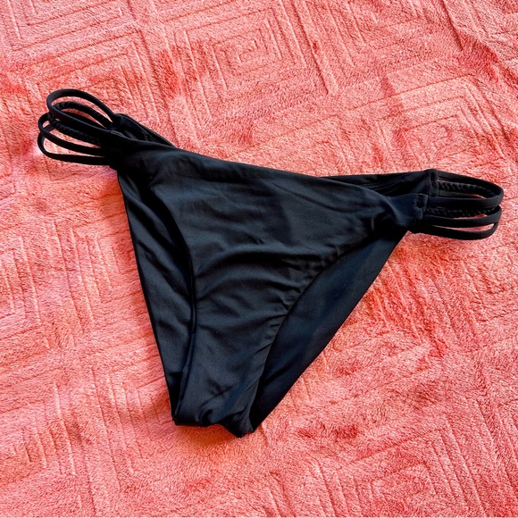 black Roxy scrunch butt bikini bottom - Picture 7 of 8